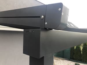 Detail napojení kolejnicového profilu na integrovaný okap. Detail napojení kolejnicového profilu na integrovaný okap.