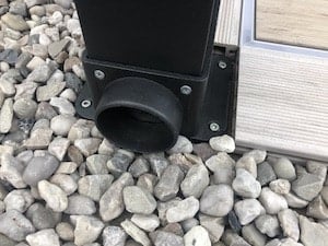 Patka sloupu pergoly odvádí vodu ven z integrovaného okapu přes sloupy pergoly. Patka sloupu pergoly odvádí vodu ven z integrovaného okapu přes sloupy pergoly.