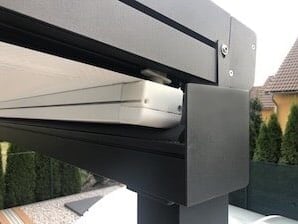 Detail napojení kolejnicového profilu na integrovaný okap. Detail napojení kolejnicového profilu na integrovaný okap.