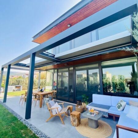 Bioklimatická pergola s otočnými a posuvnými lamelami Bioklimatická pergola s otočnými a posuvnými lamelami