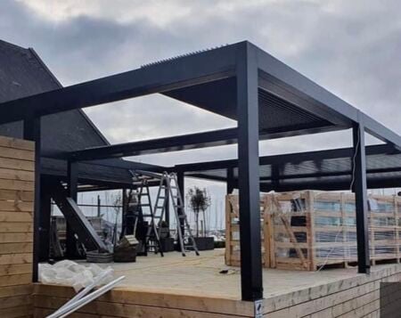 Bioklimatická pergola se stahovací střechou TIVOLI Bioklimatická pergola se stahovacími lamelami TIVOLI