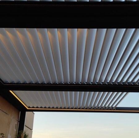 Bioklimatická pergola se stahovací střechou TIVOLI Bioklimatická pergola se stahovacími lamelami TIVOLI