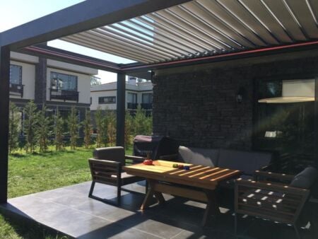 Bioklimatická pergola se stahovací střechou TIVOLI Bioklimatická pergola se stahovacími lamelami TIVOLI