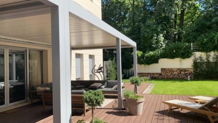 Bioklimatická pergola se stahovací střechou TIVOLI Bioklimatická pergola se stahovacími lamelami TIVOLI