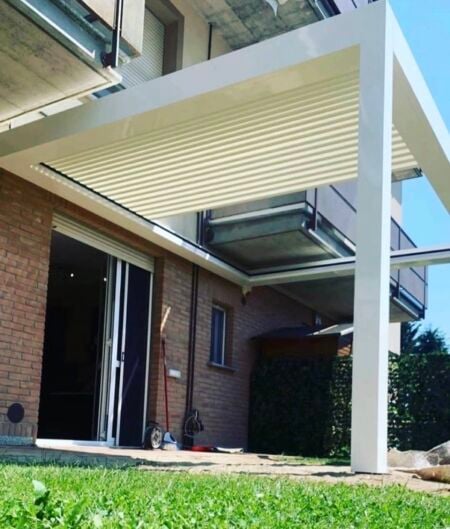 Bioklimatická pergola se stahovací střechou TIVOLI Bioklimatická pergola se stahovacími lamelami TIVOLI