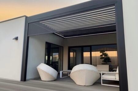 Bioklimatická pergola se stahovací střechou TIVOLI Bioklimatická pergola se stahovacími lamelami TIVOLI