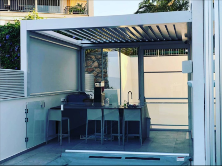 Bioklimatická pergola se stahovací střechou TIVOLI Bioklimatická pergola se stahovacími lamelami TIVOLI