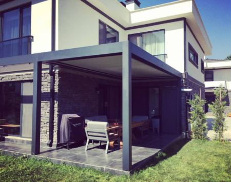 Bioklimatická pergola se stahovací střechou TIVOLI Bioklimatická pergola se stahovacími lamelami TIVOLI