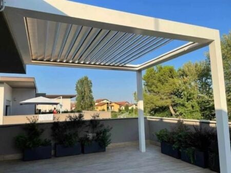Bioklimatická pergola se stahovací střechou TIVOLI Bioklimatická pergola se stahovacími lamelami TIVOLI