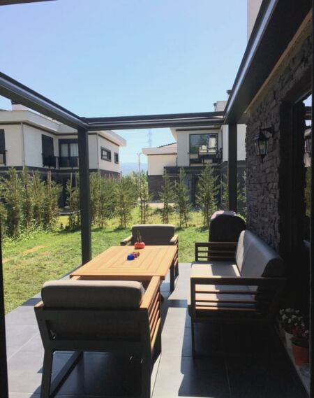 Bioklimatická pergola se stahovací střechou Bioklimatická pergola se stahovacími lamelami TIVOLI Bioklimatická pergola se stahovacími lamelami Bioklimatická pergola se stahovacími lamelami TIVOLI