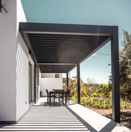 Bioklimatická pergola se stahovací střechou TIVOLI Bioklimatická pergola se stahovacími lamelami TIVOLI