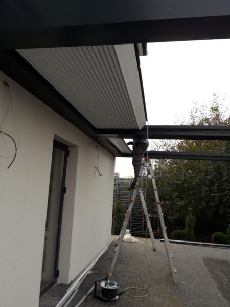 Bioklimatická pergola se stahovací střechou TIVOLI Bioklimatická pergola se stahovacími lamelami TIVOLI