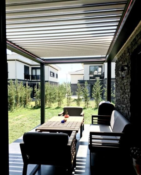 Bioklimatická pergola se stahovací střechou TIVOLI Bioklimatická pergola se stahovacími lamelami TIVOLI