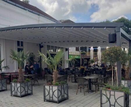 Posuvná hliníková pergola BRAVO - zastřešení terasy Pergola BRAVO se stahovací střechou