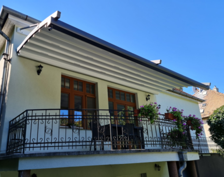 Posuvná hliníková pergola OMEGA - zastřešení terasy Pergola OMEGA se stahovací střechou